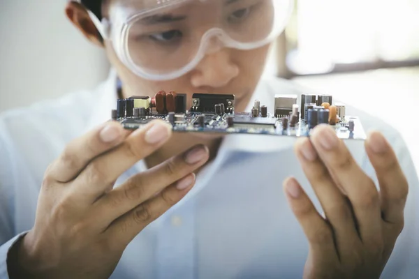 Il tecnico controlla il dispositivo elettronico . — Foto Stock