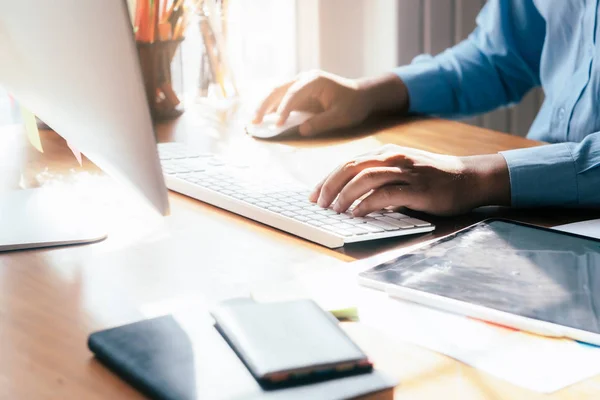 Close-up mannelijke handen typen tekst op een draadloos toetsenbord. — Stockfoto