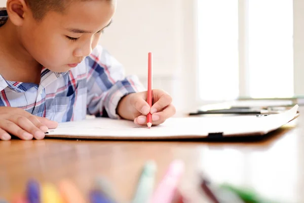 Niño niño dibujo en casa . — Foto de Stock