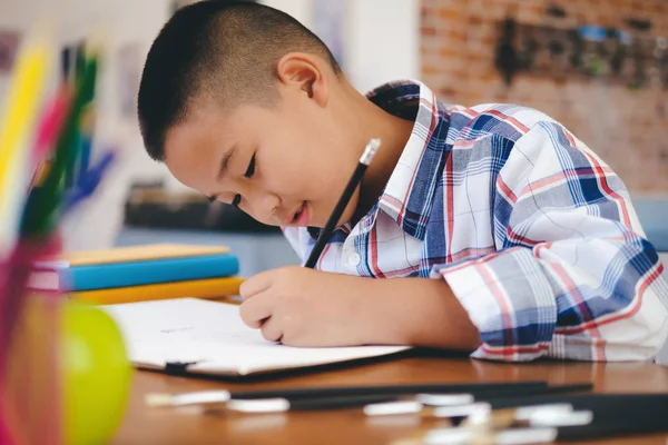 Criança menino desenho imagem em casa . — Fotografia de Stock