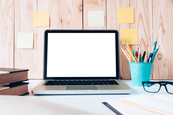 Boş beyaz ekran dizüstü alay.