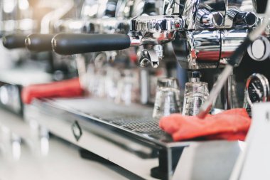 Kahve makinesi kahve kafede bir fincan kahve yapma. 