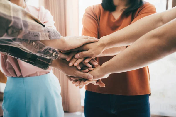 Les jeunes rassemblent leurs mains pour faire preuve d'unité et d'équipe — Photo