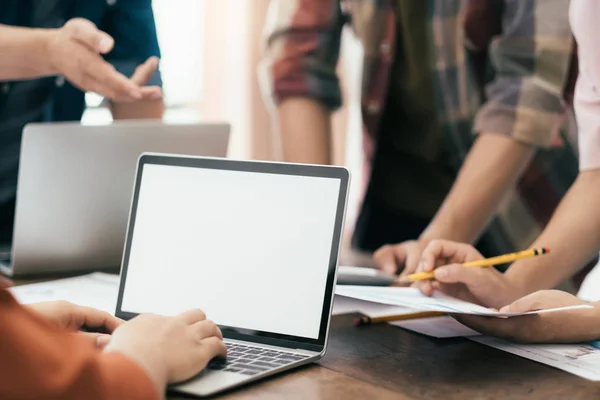 Affärsmän teamwork möte för att diskutera investeringen. — Stockfoto