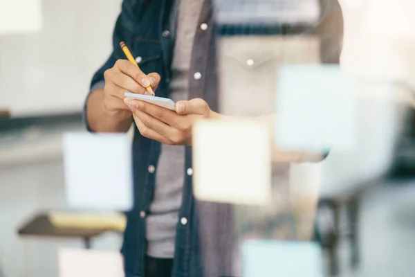 Penser et analyser la planification de l'idée de stratégie d'entreprise . — Photo