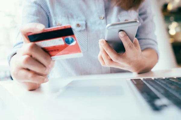 Compras de clientes on-line pagar por cartão de crédito. — Fotografia de Stock