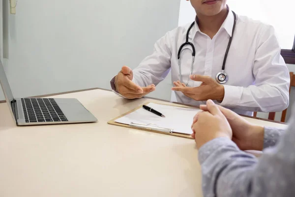 Patient having consultation with doctor in office — Stock Photo, Image