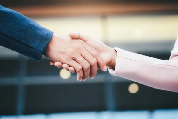 Succesvolle zakenlui handshaking na goede deal. — Stockfoto