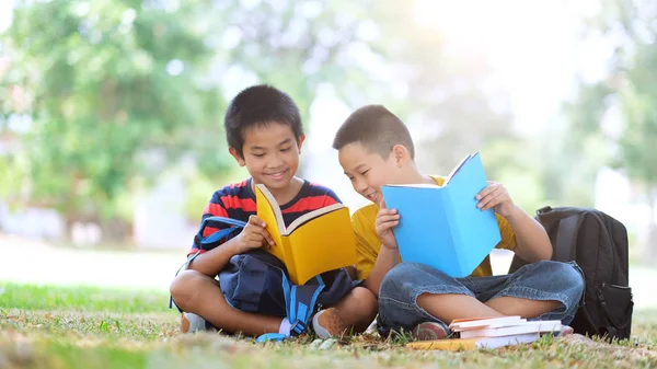 Deux garçons du primaire lisant et faisant leurs devoirs ensemble . — Photo