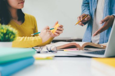 Genç öğrenciler kampüs yetişmeye ve öğrenme arkadaş yardımcı olur..