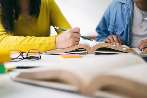 Jonge studenten campus helpt vriend inhaalslag en leren. — Stockfoto