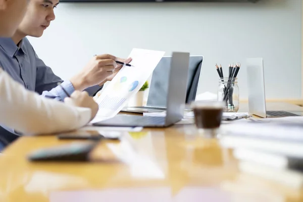 Giovani imprenditori startup lavoro di squadra brainstorming — Foto Stock