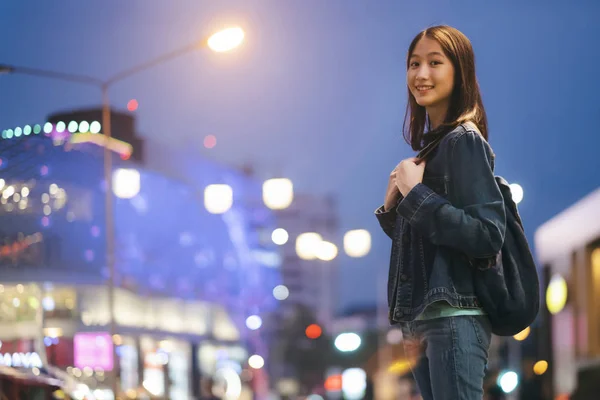 Young traveller woman walking on city street at night. — 스톡 사진