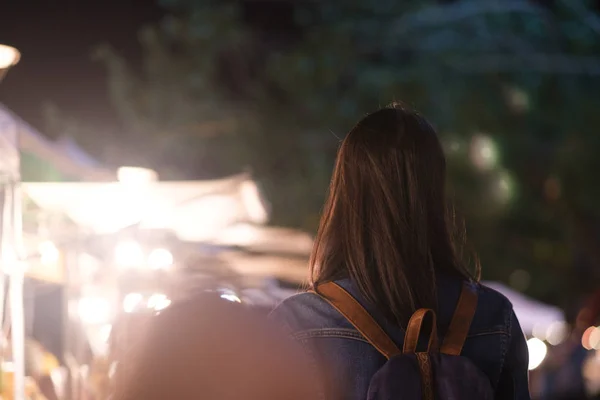 Mujer viajera joven caminando por la calle de la ciudad por la noche . — Foto de Stock