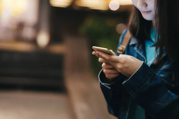채팅 및 메시지를 보낼 휴대 전화를 사용하여 십대 소녀. — 스톡 사진