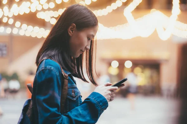 Tiener meisje met behulp van mobiele telefoon om te chatten en bericht te verzenden. — Stockfoto