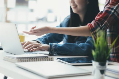 Yatırım tartışmak için iş adamları ekip çalışması toplantısı.