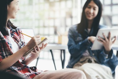 Yatırım tartışmak için iş adamları ekip çalışması toplantısı.