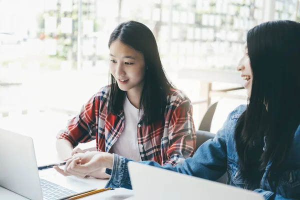 Zakenlieden teamwork bijeen om de investering te bespreken. — Stockfoto