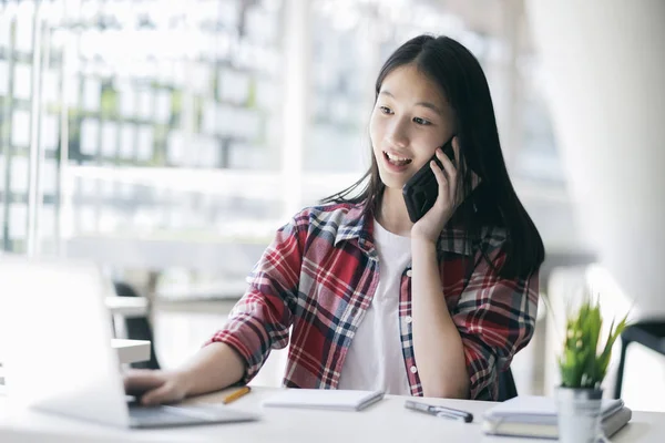 Jong kantoor vrouw praten op mobiele telefoon met klant. — Stockfoto