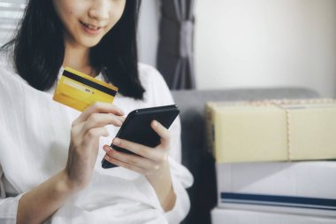 Müşteri alışverişi kredi kartıyla yapılıyor.