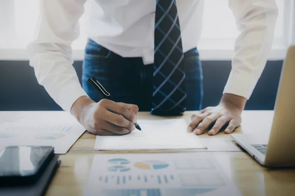 Primer plano hombre de negocios firma contrato haciendo un trato . —  Fotos de Stock