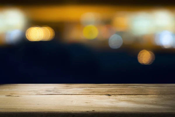 Tavolo in legno con sfondo sfocato di caffetteria . — Foto Stock