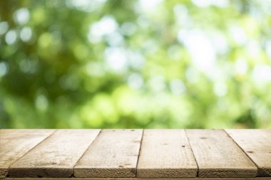 Odak ba dışında yeşil bokeh ile mevcut ürün için boş tablo