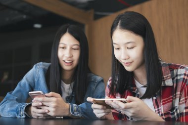 Genç öğrenci dijital cep telefonunuzun ve.