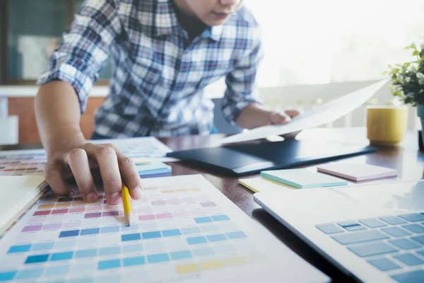 Grafik tasarımcı ve Fotoğrafçı kullanılan grafik tablet. 