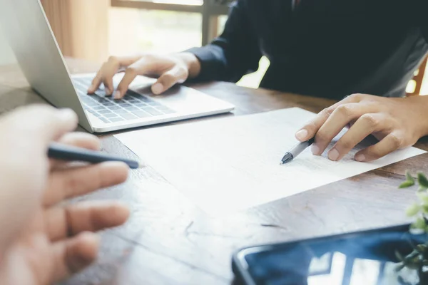 Arbeitstreffen der Geschäftsleute, um die Investition zu diskutieren. — Stockfoto