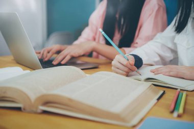 Genç öğrenciler kampüs yetişmeye ve öğrenme arkadaş yardımcı olur..