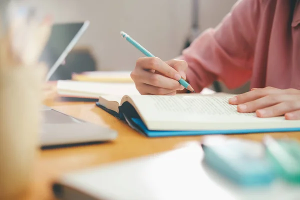 Jonge student die een boek leest. — Stockfoto