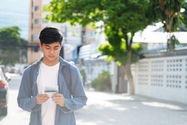 Seyahat ederken konum haritası üzerinde seyir yönü arama eğ