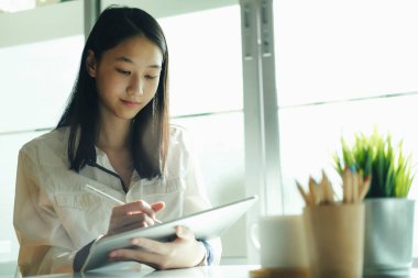  İş, eğitim ve com için çevrimiçi bağlantı teknolojisini kullanma