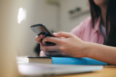  İş, eğitim ve com için çevrimiçi bağlantı teknolojisini kullanma