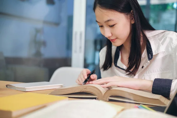 Jovem estudante lendo um livro. — Fotografia de Stock