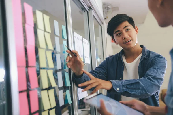 Zakenlieden teamwork bijeen om de investering te bespreken. — Stockfoto