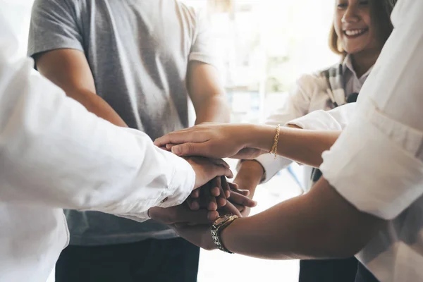 Jonge mensen die hun handen samen laten zien eenheid en team — Stockfoto