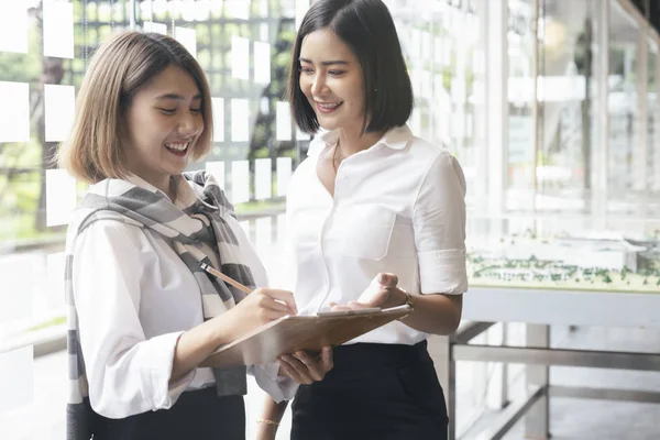 Giovani imprenditori in fase di avviamento che lavorano con un nuovo progetto in ufficio . — Foto Stock