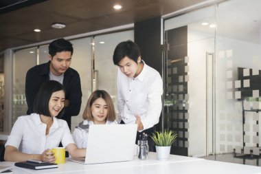 Genç startups iş adamları takım çalışması beyin fırtınası toplantısı. 