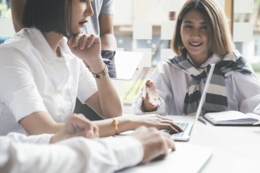 Genç startups iş adamları takım çalışması beyin fırtınası toplantısı. 