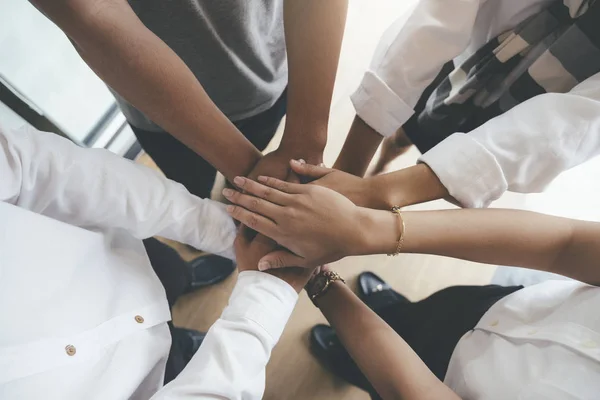 Jonge mensen die hun handen samen laten zien eenheid en team — Stockfoto