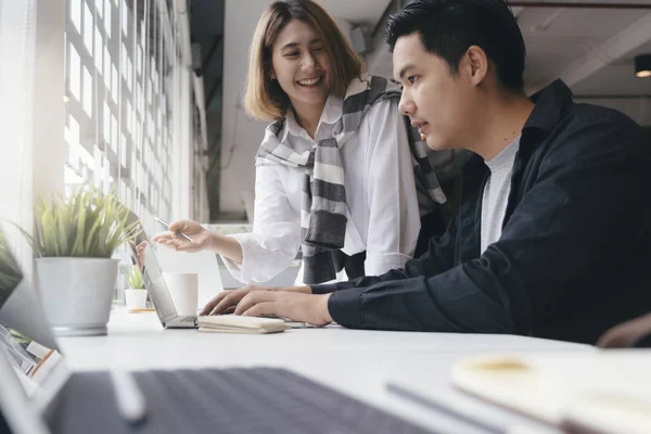 Young Business Startup crew werkt met nieuw project in Office. — Stockfoto