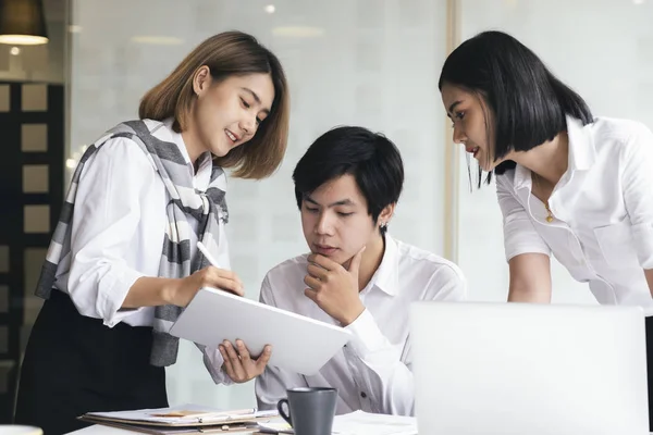 Jovens startups empresários trabalho em equipe brainstorming reunião . — Fotografia de Stock