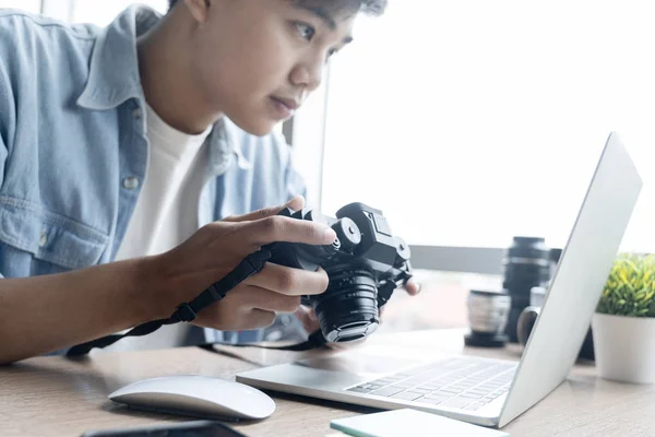 Fotógrafo seleccione la imagen de la cámara digital para editar . —  Fotos de Stock