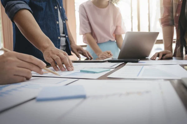 Riunione del lavoro di squadra degli uomini d'affari per discutere l'investimento . — Foto Stock