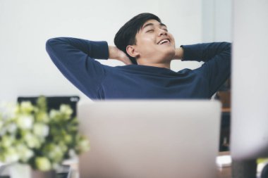 Genç rahat adam form iş dinlenmek. 