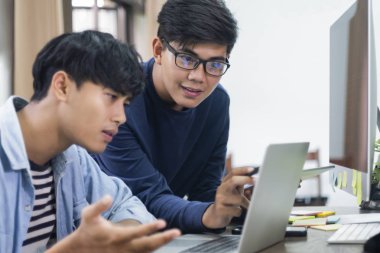 Programcılar ve geliştirici ekipleri softwa kodlama ve geliştirme