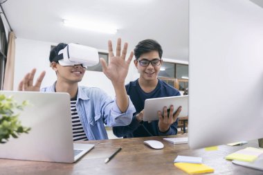  Bu mühendis ve programcı test yazılımı ve Vr ile çalışma